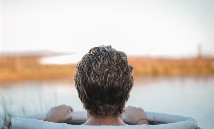 Experience the exhilarating rejuvenation of a cold plunge at Logi Saunas, where the brisk, invigorating waters offer a refreshing and revitalizing esc